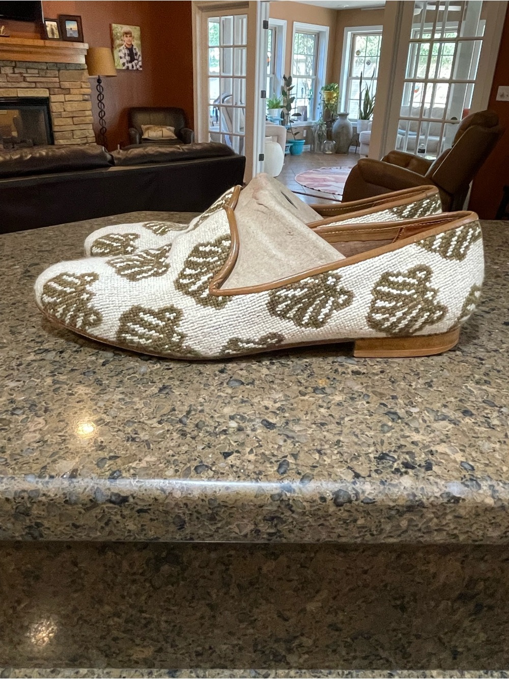 Rare Vintage Zalo Cream Loafers with Olive Needlepoint Beach Shell Motif Sz 8.5N